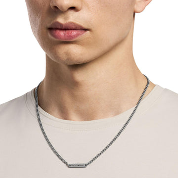 Ανδρικό κολιέ Emporio Armani EGS3188040 ατσάλινο με αλυσίδα και ταυτότητα σε ασημί χρώμα, φορεμένο.